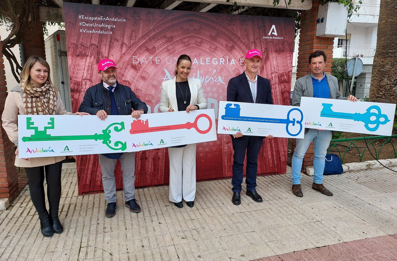 La plaza España de Lepe acoge la campaña de promoción turística «Date una alegría en Andalucía ¡Escápate!»