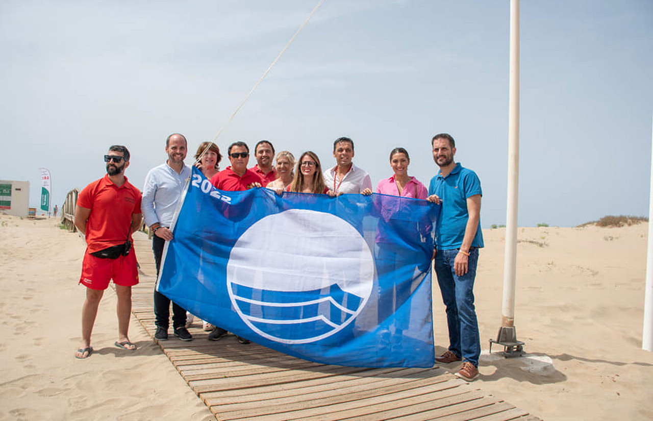 Las Banderas Azules ondean ya en las playas Ayamontinas