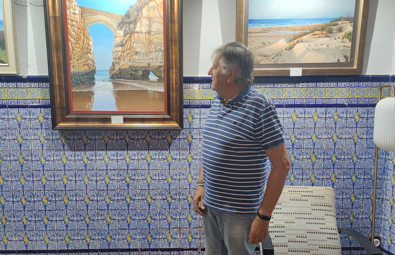 Adolfo Verano cuelga sus cuadros en el Casino de Lepe