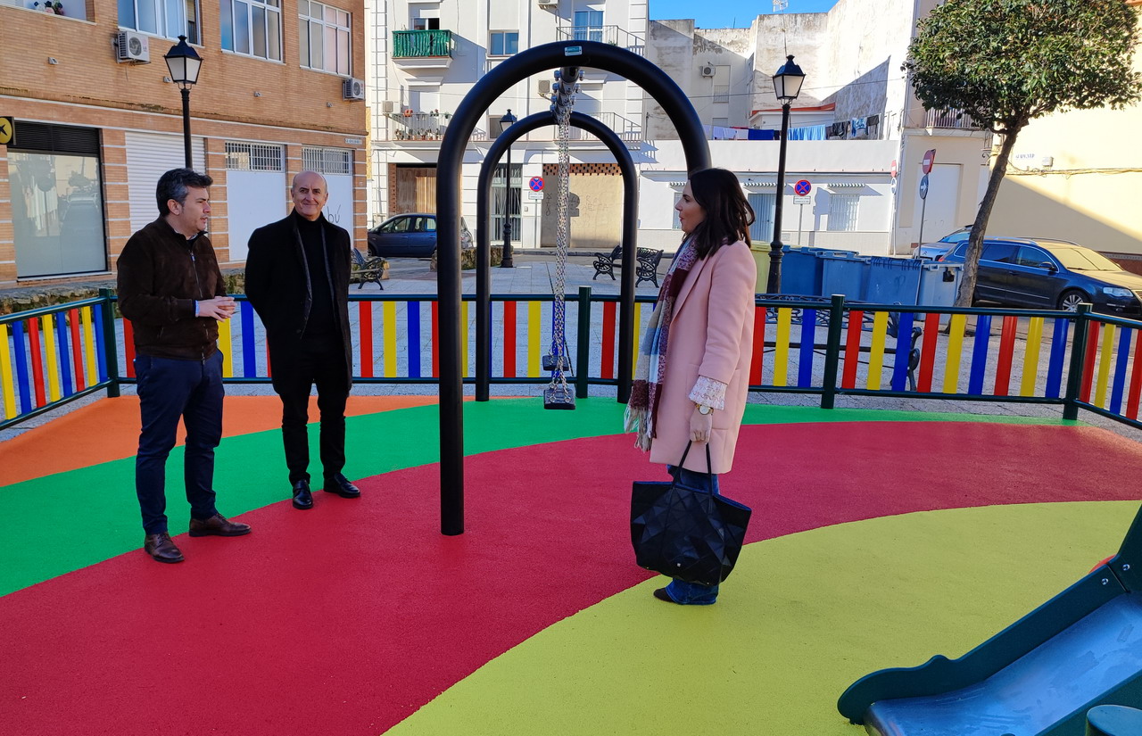 El Ayuntamiento de Lepe instala un nuevo parque infantil en la plaza de los Almendros de la localidad