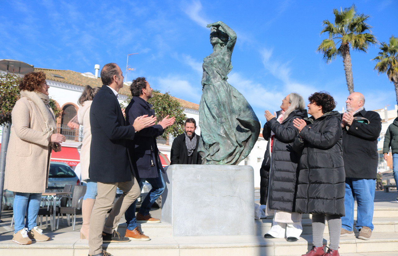 El Ayuntamiento inaugura la escultura ‘Mujer Marinera’, en homenaje a “quienes han sido el soporte de la sociedad de El Rompido”